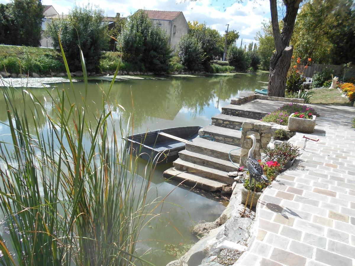 Marais Poitevin Bord Riviere Peche ,Barque, Velos, Wifi, Linge, Cheminee, Cuisine, Terrain De Boules La Taillee Exterior photo