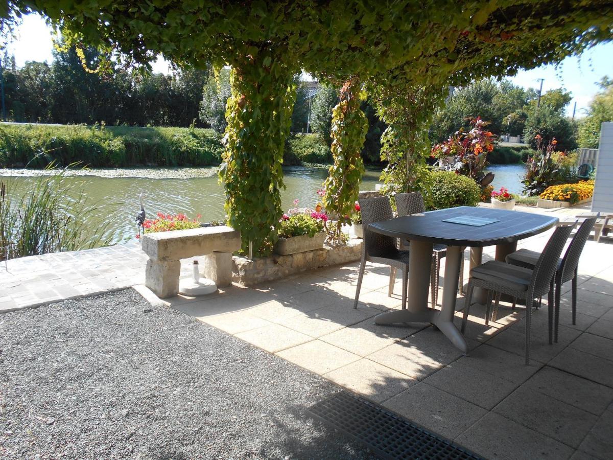 Marais Poitevin Bord Riviere Peche ,Barque, Velos, Wifi, Linge, Cheminee, Cuisine, Terrain De Boules La Taillee Exterior photo